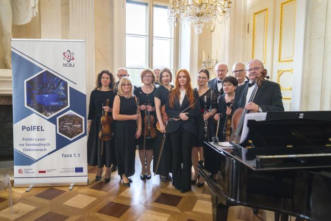5 kwietnia 2025 roku w Warszawie, w Sali Balowej Pałacu na Wodzie w Łazienkach Królewskich, odbył się – promujący projekt PolFEL faza 1.1. – koncert orkiestry Sinfonia Silva pod batutą Izabeli Ryśnik. 5 kwietnia 2025 roku w Warszawie, w Sali Balowej Pałacu na Wodzie w Łazienkach Królewskich, odbył się – promujący projekt PolFEL faza 1.1. – koncert orkiestry Sinfonia Silva pod batutą Izabeli Ryśnik.
