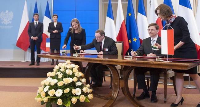 D. Verwaerde (CEA) i prof. G. Wrochna (NCBJ) podpisują porozumienie o współpracy między instytutami (fot. M. Śmiarowski KPRM) D. Verwaerde (CEA) i prof. G. Wrochna (NCBJ) podpisują porozumienie o współpracy między instytutami (fot. M. Śmiarowski KPRM)