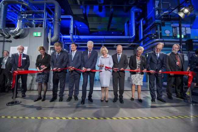 Uroczystość inauguracji fazy badawczej European XFEL. Przewodniczący delegacji krajów biorących udział w budowie urządzenia dokonują uroczystego przecięcia wstęgi. Jako drugi od lewej przecina prof. Łukasz Szumowski, wiceminister NiSW. (foto: European XFEL)