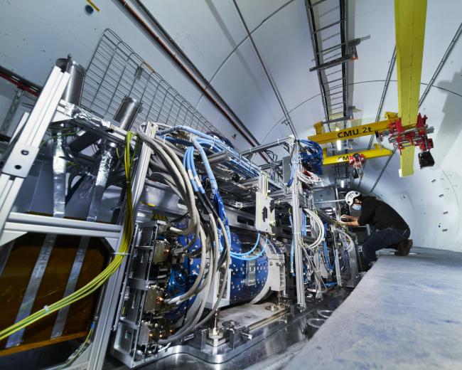 Instalacja detektora eksperymentu FASER w tunelu LHC. Źródło: CERN Instalacja detektora eksperymentu FASER w tunelu LHC. Źródło: CERN