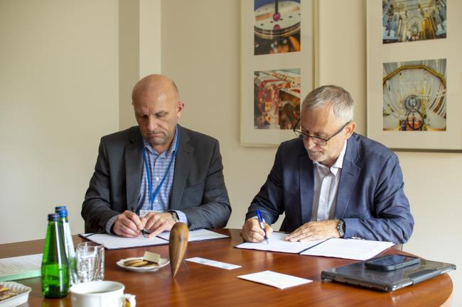 Jacek Boruciński i Krzysztof Kurek podpisują list intencyjny (Foto: Marek Pawłowski / NCBJ) Jacek Boruciński i Krzysztof Kurek podpisują list intencyjny