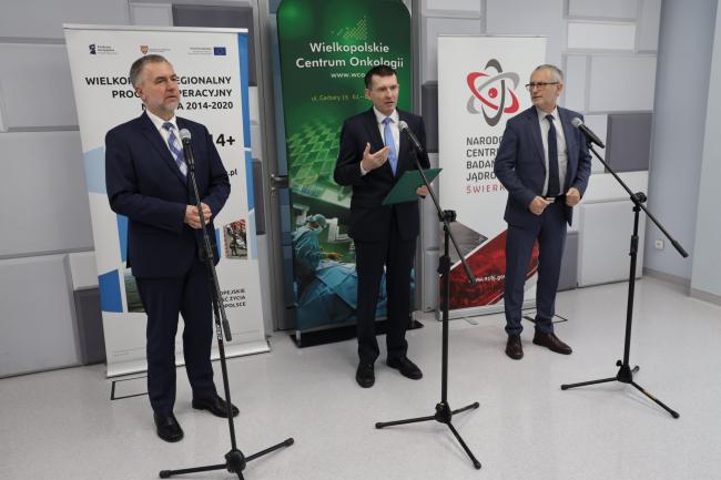 Marek Woźniak, Marszałek Województwa Wielkopolskiego, prof. Julian Malicki, dyrektor WCO i prof. Krzysztof Kurek, dyrektor NCBJ (na zdjęciu od lewej). Źródło: Urząd Marszałkowski Województwa Wielkopolskiego Marek Woźniak, Marszałek Województwa Wielkopolskiego, prof. Julian Malicki, dyrektor WCO i prof. Krzysztof Kurek, dyrektor NCBJ (na zdjęciu od lewej)