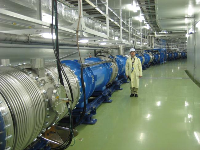 akcelerator znajdujący się w ośrodku J-PARC w Tokai w Japonii, który służy do produkcji wiązki neutrin w eksperymencie T2K.