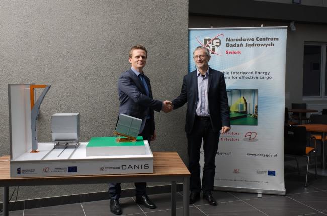 Prezes PID Polska Mikołaj Wroniszewski i Dyrektor NCBJ prof. Krzysztof Kurek podczas uroczystość podpisania umowy – fot. NCBJ, Marcin Jakubowski Prezes PID Polska Mikołaj Wroniszewski i Dyrektor NCBJ prof. Krzysztof Kurek podczas uroczystość podpisania umowy – fot. NCBJ, Marcin Jakubowski