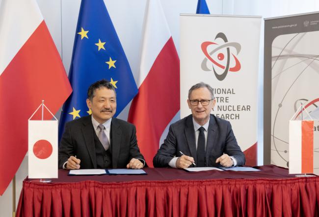 prof. Tatsuya Okubo, dziekan Szkoły Inżynierii na Uniwersytecie Tokijskim oraz prof. Krzysztof Kurek, dyrektor Narodowego Centrum Badań Jądrowych podpisują umowę o wymianie akademickiej (foto: NCBJ) prof. Tatsuya Okubo, dziekan Szkoły Inżynierii na Uniwersytecie Tokijskim oraz prof. Krzysztof Kurek, dyrektor Narodowego Centrum Badań Jądrowych podpisująi umowę o wymianie akademickiej (foto: NCBJ)