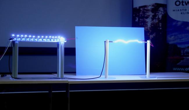 Stanowisko pokazu "Generator Marxa czyli wytwarzanie sztucznych błyskawic" Stanowisko pokazu "Generator Marxa czyli wytwarzanie sztucznych błyskawic"