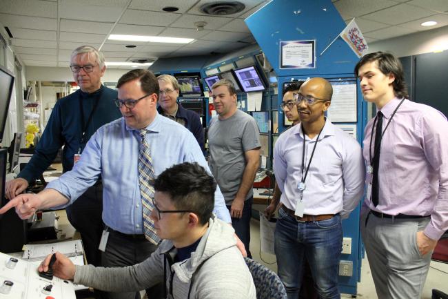 Grupa badaczy przy eksperymencie akceleratorowej produkcji molibdenu 99 (foto: Canadian Light Source) Grupa badaczy przy eksperymencie akceleratorowej produkcji molibdenu 99 (foto: Canadian Light Source)