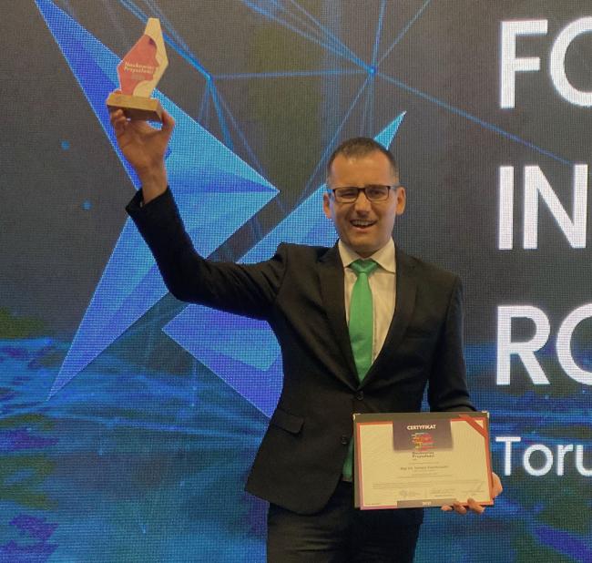 Mgr inż. Tomasz Kwiatkowski ze statuetką "Naukowiec Przyszłości" (Foto: NCBJ) Mgr inż. Tomasz Kwiatkowski ze statuetką "Naukowiec Przyszłości"