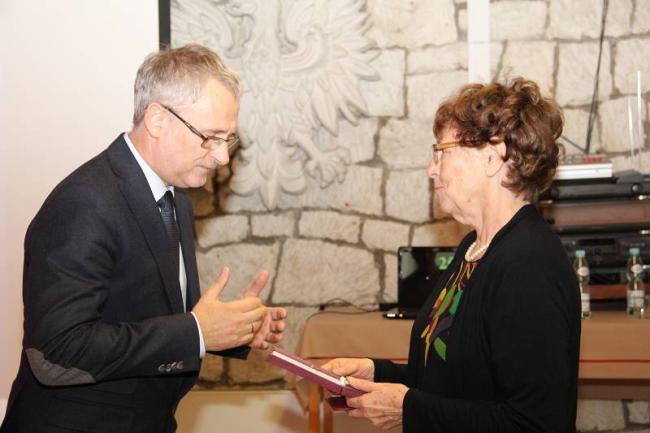 Dyrektor NCBJ prof. Krzysztof Kurek uroczyście przekazał Krzyż Kawalerski Orderu Odrodzenia Polski wdowie, Profesor Krystynie Siwek-Wilczyńskiej, XXIII Nuclear Physics Workshop — Kazimierz Dolny, fot. Michal Warda i Anna Zdeb Dyrektor NCBJ prof. Krzysztof Kurek uroczyście przekazał Krzyż Kawalerski Orderu Odrodzenia Polski wdowie, Profesor Krystynie Siwek-Wilczyńskiej, XXIII Nuclear Physics Workshop — Kazimierz Dolny, fot. Michal Warda i Anna Zdeb