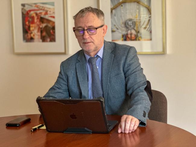 Dyrektor NCBJ, prof. Krzysztof Kurek podpisuje kontrakt na dostarczenie elementów projektu podstawowego reaktora badawczego HTGR (foto: NCBJ) Dyrektor NCBJ, prof. Krzysztof Kurek podpisuje kontrakt na dostarczenie elementów projektu podstawowego reaktora badawczego HTGR