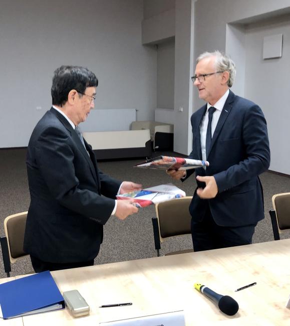 Prezydent Toshio Kodama i dyrektor Krzysztof Kurek wymieniają dokumenty umowy implementacyjnej (foto: Marek Pawłowski / NCBJ) Prezydent Toshio Kodama i dyrektor Krzysztof Kurek wymieniają dokumenty umowy implementacyjnej (foto: Marek Pawłowski / NCBJ)