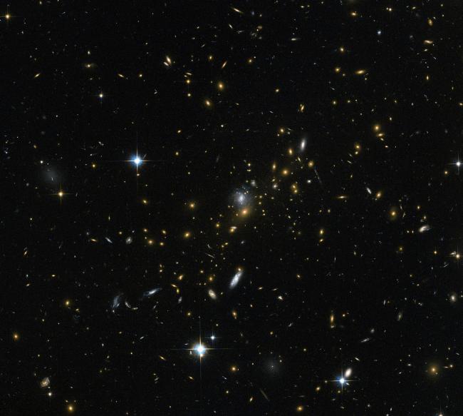 Gromada galaktyk MACS J0454.1-0300 (Credits: ESA/Hubble) Zdjęcie fragmentu nieba zawierające gromadę galaktyk
