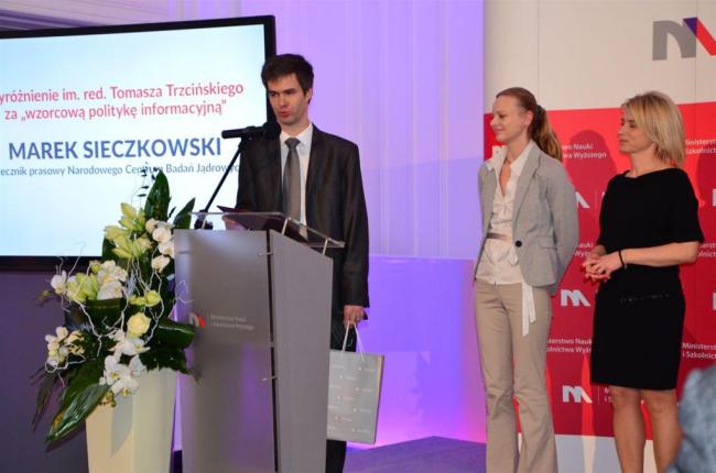 Marek Sieczkowski (L), rzecznik prasowy Narodowego Centrum Badań Jądrowych w Świerku, Urszula Rybicka (C), red. prowadząca Serwis Nauka w Polsce PAP oraz Lidia Sobańska (P) członek Zarządu PAP SA. Fot. PAP/ B.Szumiec-Presch Marek Sieczkowski (L), rzecznik prasowy Narodowego Centrum Badań Jądrowych w Świerku, Urszula Rybicka (C), red. prowadząca Serwis Nauka w Polsce PAP oraz Lidia Sobańska (P) członek Zarządu PAP SA. Fot. PAP/ B.Szumiec-Presch