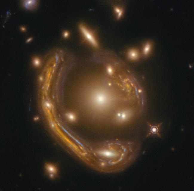 Przykłady silnych soczewek grawitacyjnych sfotografowanych przez teleskop Hubble'a. W lewym dolnym roku wyraźny pierścień Einsteina. (Źródła: Hubble/NASA/ESA) Przykłady silnych soczewek grawitacyjnych sfotografowanych przez teleskop Hubble'a. W lewym dolnym roku wyraźny pierścień Einsteina. (Źródła: Hubble/NASA/ESA)
