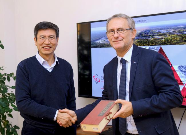 Liu Baohua i Krzysztof Kurek w czasie spotkania w Świerku. (Foto: NCBJ)