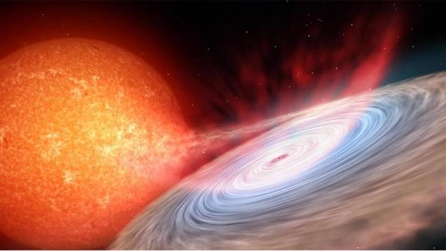 Wizja artystyczna układu podwójnego składającego się z gwiazdy neutronowej i gwiazdy o masie mniejszej niż masa Słońca. Gwiazda neutronowa otoczona jest materią przepływającą z towarzysza. Materia krążąc wokół gwiazdy neutronowej tworzy dysk akrecyjny, poprzez który opada na gwiazdę neutronową. Obrazek pochodzi ze strony https://phys.org/ Credit: Gabriel Pérez Díaz, Instituto de Astrofísica de Canarias Wizja artystyczna układu podwójnego składającego się z gwiazdy neutronowej i gwiazdy o masie mniejszej niż masa Słońca.