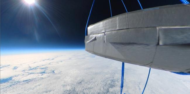 Kapsuła multimedialna misji BHR-21 na tle Ziemi i czerni kosmosu. (Źródło: 47ZFP/PTF) Kapsuła multimedialna misji BHR-21 na tle Ziemi i czerni kosmosu.