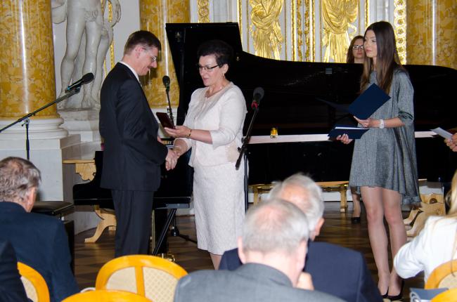 Wiesława Krawczyk, Wiceprzewodniczącą Sejmiku Województwa Mazowieckiego wręcza prof. Grzegorzowi Wrochnie, specjalne odznaczenie dla NCBJ w postaci Odznaki Honorowej „Zasłużony dla Mazowsza”, fot. Marcin Jakubowski, NCBJ Wiesława Krawczyk, Wiceprzewodniczącą Sejmiku Województwa Mazowieckiego wręcza prof. Grzegorzowi Wrochnie, specjalne odznaczenie dla NCBJ w postaci Odznaki Honorowej „Zasłużony dla Mazowsza”, fot. Marcin Jakubowski, NCBJ