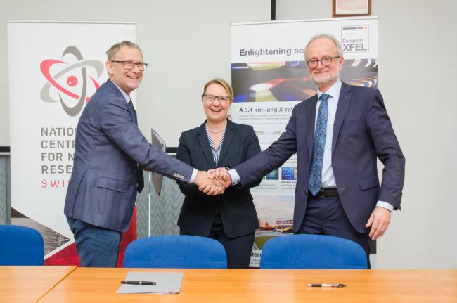 Podpisanie porozumienia NCBJ-XFEL. Od lewej: Krzysztof Kurek (dyrektor NCBJ), Nicole Yvonne Elleche (dyrektor administarcyjny Eu-XFEL) i Robert Feidenhans'l (dyrektor Eu-XFEL). Foto: Marcin Jakubowski / NCBJ.