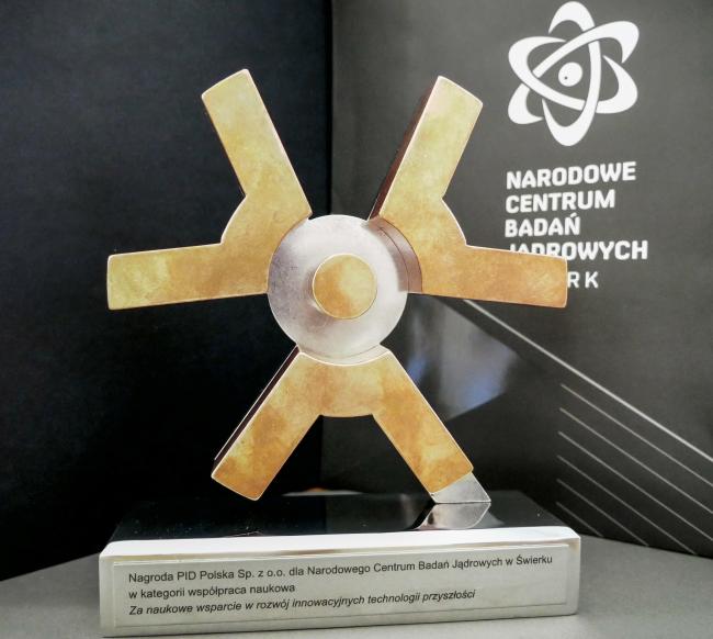 Statuetka nagrody PID Polska (Foto: Agnieszka Ślązak-Gwizdała / NCBJ) Statuetka nagrody PID Polska