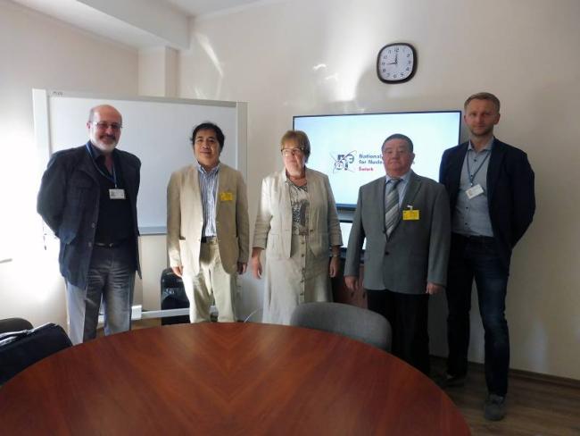 Uczestnicy spotkania, od lewej: Jacek Jagielski, Tieshan Wang, Ewa Rondio, Dariusz Szymański i Łukasz Kurpaska – fot. NCBJ Uczestnicy spotkania, od lewej: Jacek Jagielski, Tieshan Wang, Ewa Rondio, Dariusz Szymański i Łukasz Kurpaska – fot. NCBJ