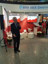 Andrzej Piotrowski, podsekretarz stanu ME na wystawie POLSKA Safe and Innovative, w przygotowaniu której uczestniczyło NCBJ. fot PAA