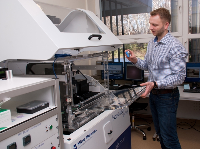 prof. Łukasz Kurpaska w pracowni nanotestów NCBJ (foto: NCBJ)